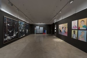 Sala de exposiciones. De izquierda a derecha: obras de Santiago Giralda, Laura F. Gibellini y Los Bravú