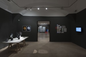 Sala de exposiciones. De izquierda a derecha: obras de Mercedes Jaén, Laura F. Gibellini y Joan Casaramona