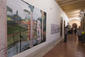 Claustro alto con la obra de Miki Leal y el proyecto de Suset Sánchez