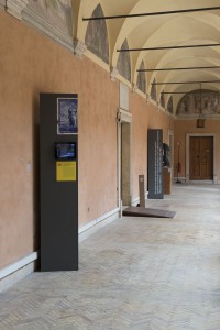 Claustro bajo con los proyectos de Juan G. Bárcena y Estrella Torrico