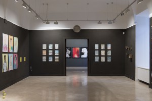 Sala de exposiciones con la obra de Tyto Alba y David jiménez